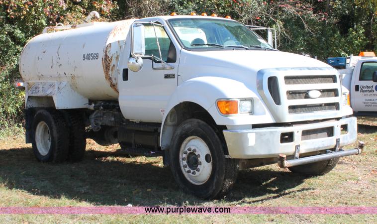 image for item H8391 2007 Ford F750 Super Duty XL water truck