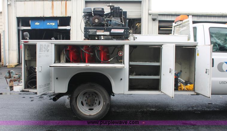 image for item H8398 2006 Ford F550 Super Duty XL service truck