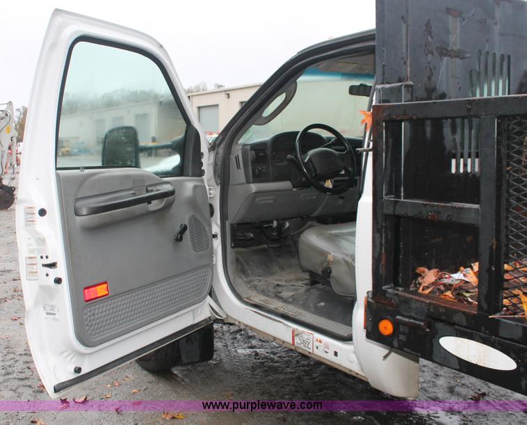 image for item H8399 2005 Ford F450 Super Duty XL stake truck