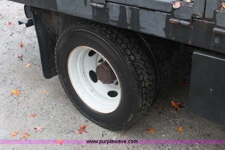 image for item H8399 2005 Ford F450 Super Duty XL stake truck