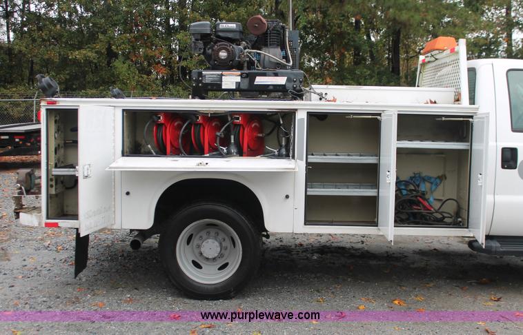 image for item H8400 2006 Ford F550 Super Duty XL service truck