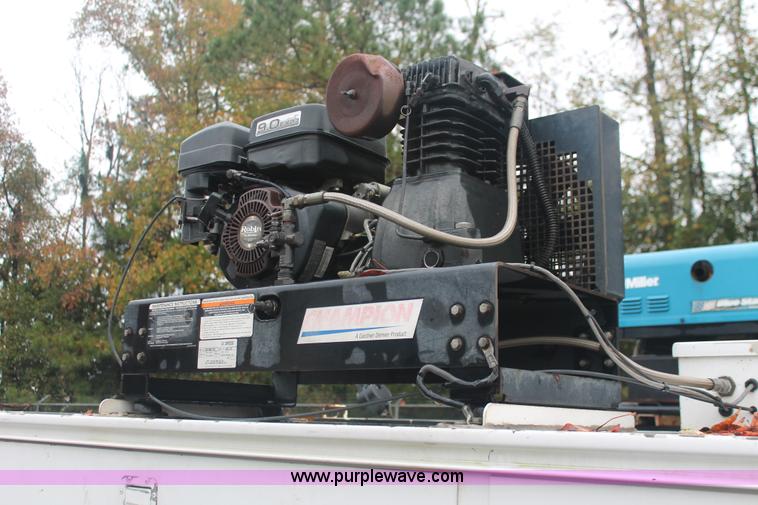 image for item H8400 2006 Ford F550 Super Duty XL service truck