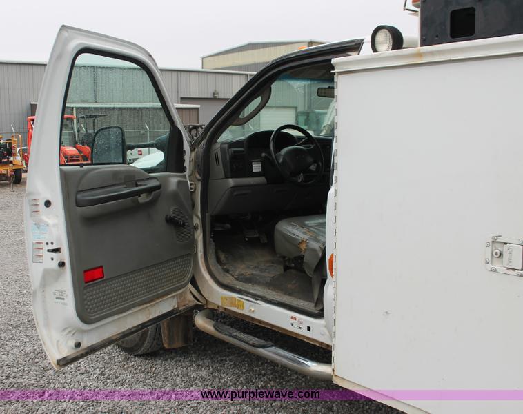 image for item H8401 2005 Ford F550 Super Duty XL service truck