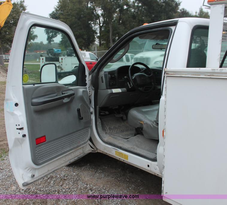 image for item H8404 2006 Ford F350 Super Duty XL service truck