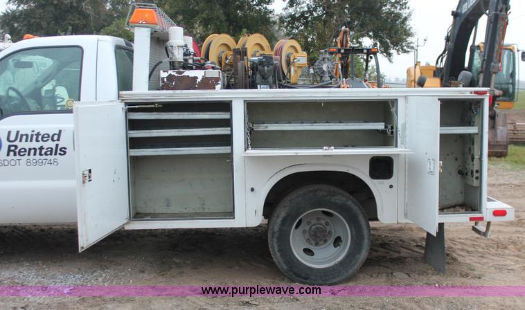 image for item H8404 2006 Ford F350 Super Duty XL service truck