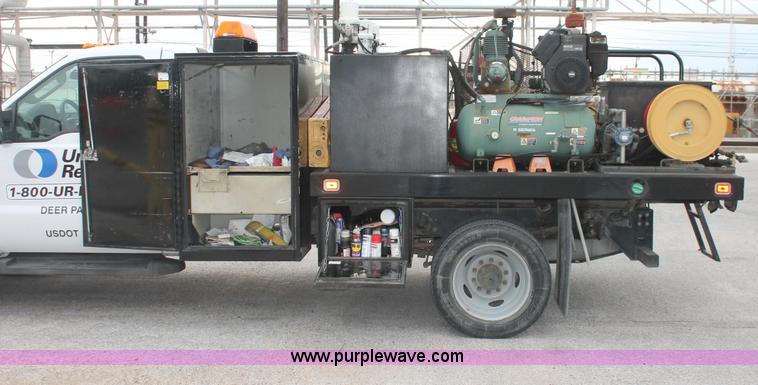 image for item H8408 2008 Ford F550 XL Super Duty flatbed service truck