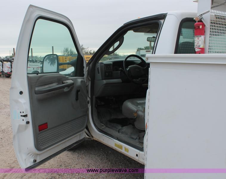 image for item H8409 2004 Ford F350 XL Super Duty utility truck