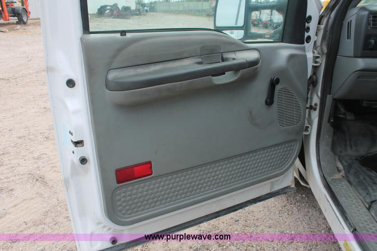 image for item H8409 2004 Ford F350 XL Super Duty utility truck