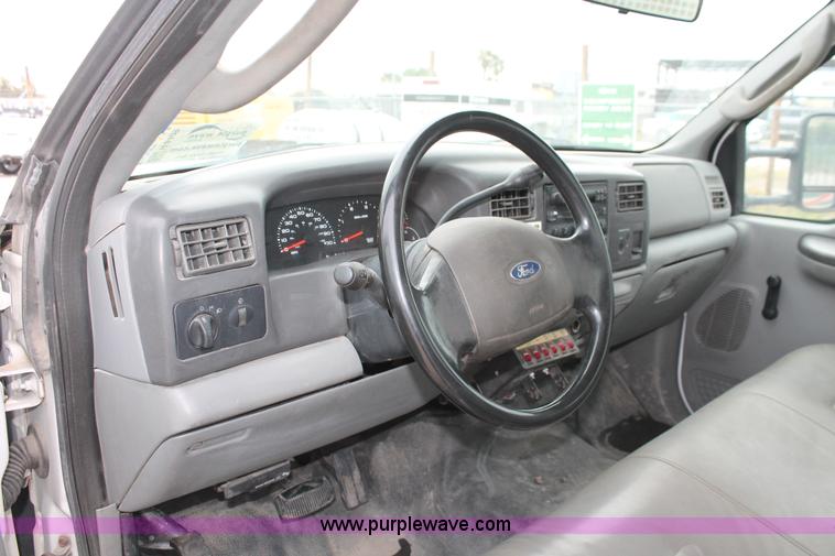 image for item H8409 2004 Ford F350 XL Super Duty utility truck