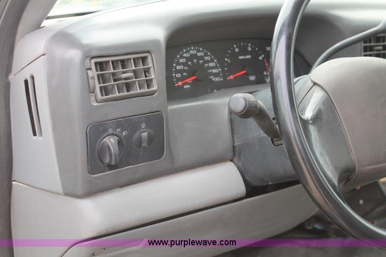 image for item H8409 2004 Ford F350 XL Super Duty utility truck