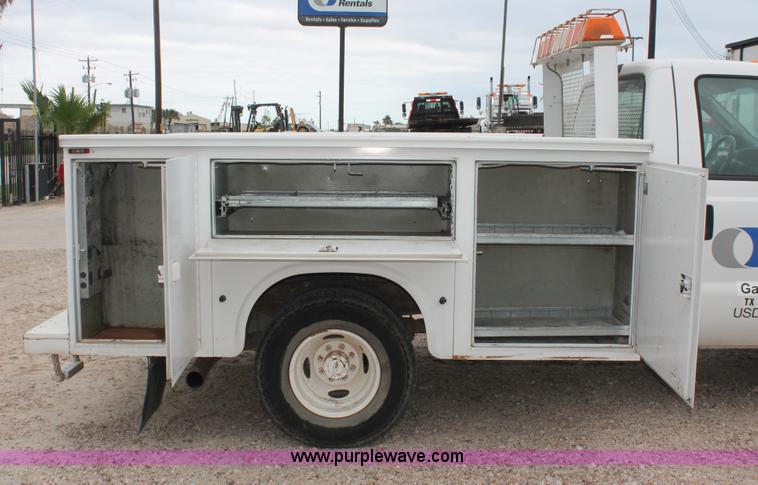 image for item H8409 2004 Ford F350 XL Super Duty utility truck