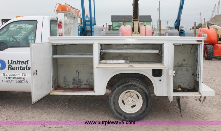 image for item H8409 2004 Ford F350 XL Super Duty utility truck