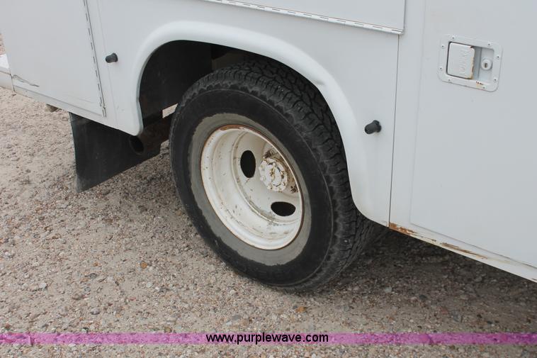 image for item H8409 2004 Ford F350 XL Super Duty utility truck