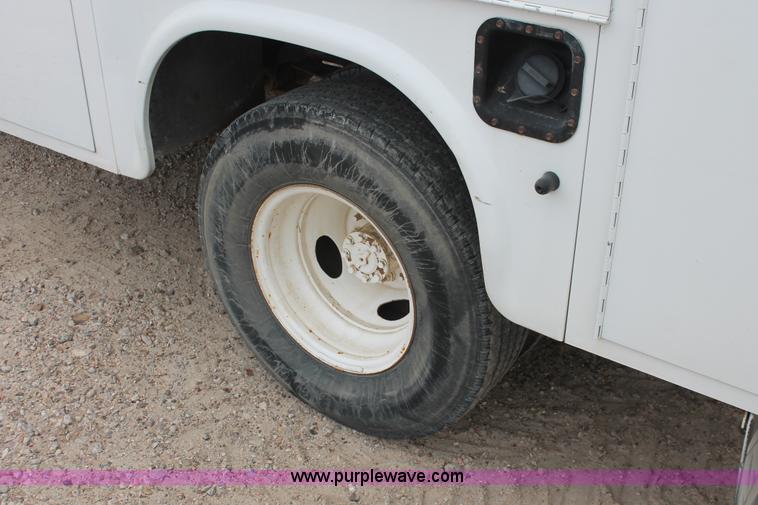 image for item H8409 2004 Ford F350 XL Super Duty utility truck