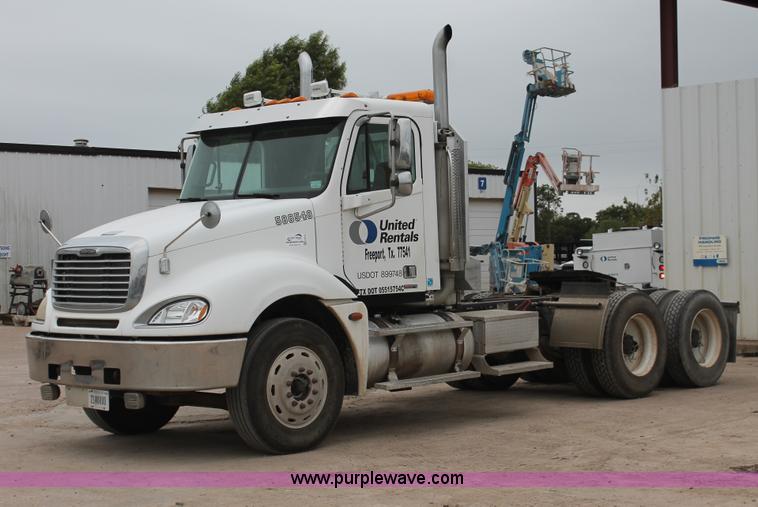 image for item H8410 2005 Freightliner Columbia semi truck