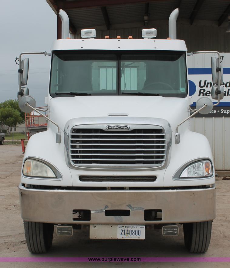 image for item H8410 2005 Freightliner Columbia semi truck