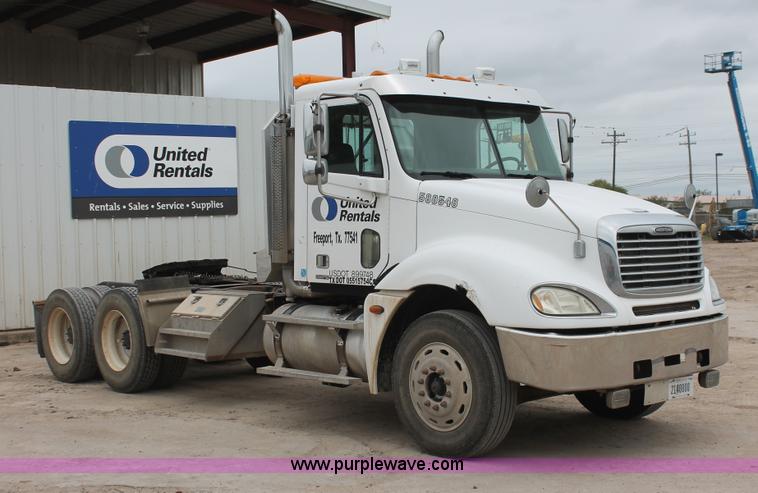 image for item H8410 2005 Freightliner Columbia semi truck