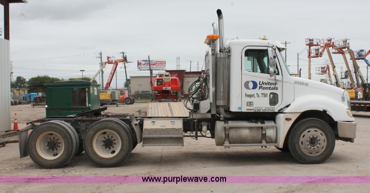 image for item H8410 2005 Freightliner Columbia semi truck