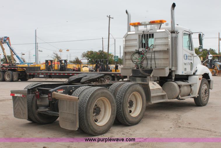 image for item H8410 2005 Freightliner Columbia semi truck