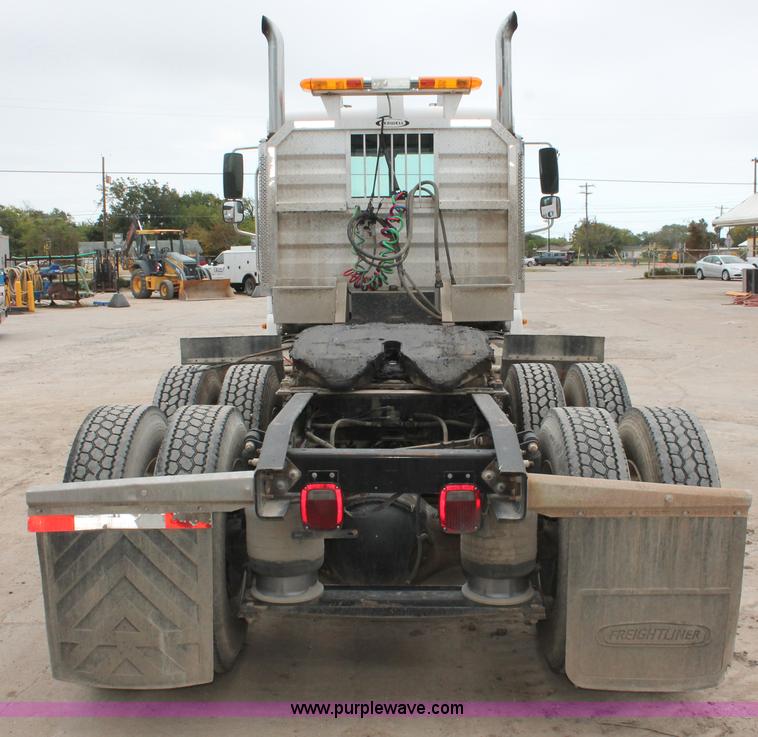 image for item H8410 2005 Freightliner Columbia semi truck