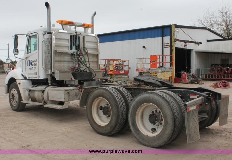 image for item H8410 2005 Freightliner Columbia semi truck