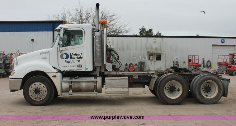 image for item H8410 2005 Freightliner Columbia semi truck