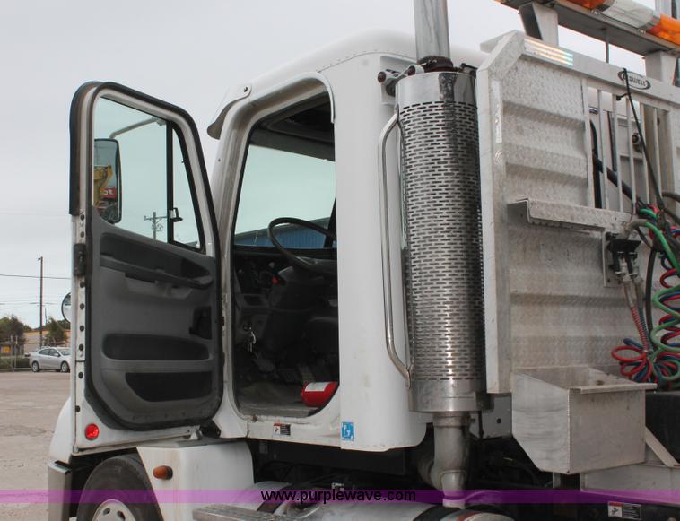 image for item H8410 2005 Freightliner Columbia semi truck