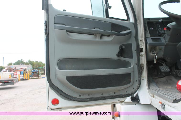 image for item H8410 2005 Freightliner Columbia semi truck