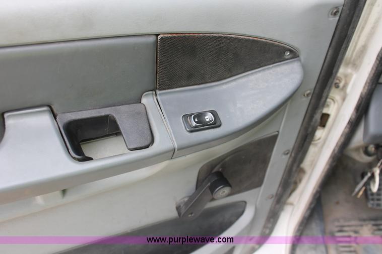 image for item H8410 2005 Freightliner Columbia semi truck