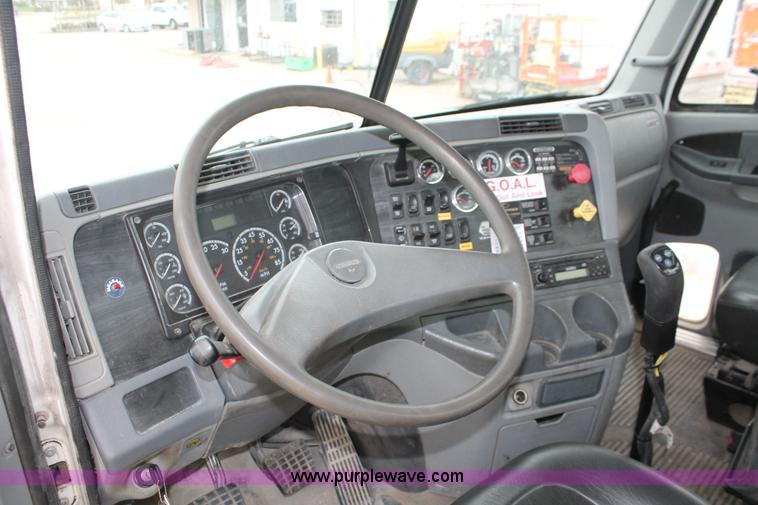 image for item H8410 2005 Freightliner Columbia semi truck