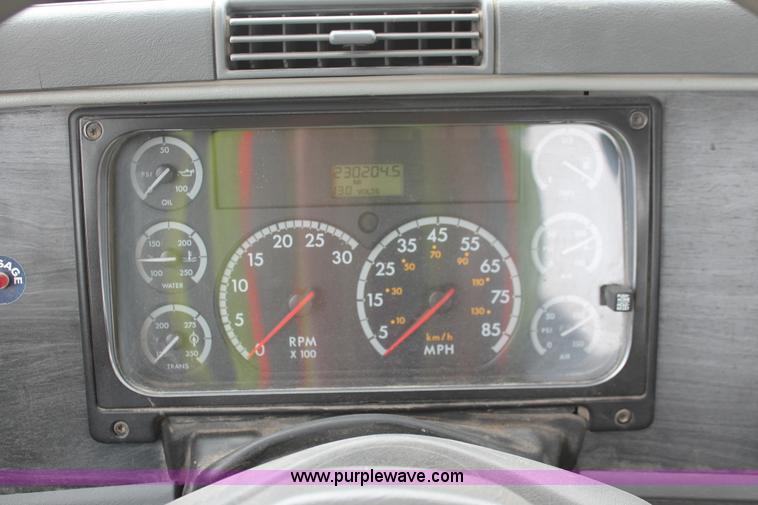 image for item H8410 2005 Freightliner Columbia semi truck