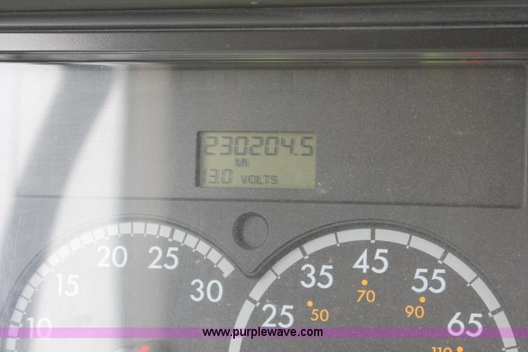 image for item H8410 2005 Freightliner Columbia semi truck