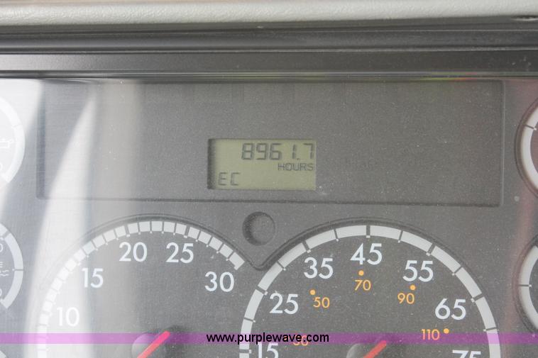 image for item H8410 2005 Freightliner Columbia semi truck