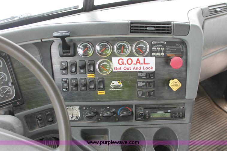 image for item H8410 2005 Freightliner Columbia semi truck