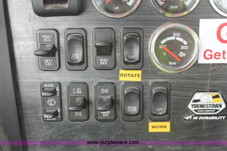 image for item H8410 2005 Freightliner Columbia semi truck