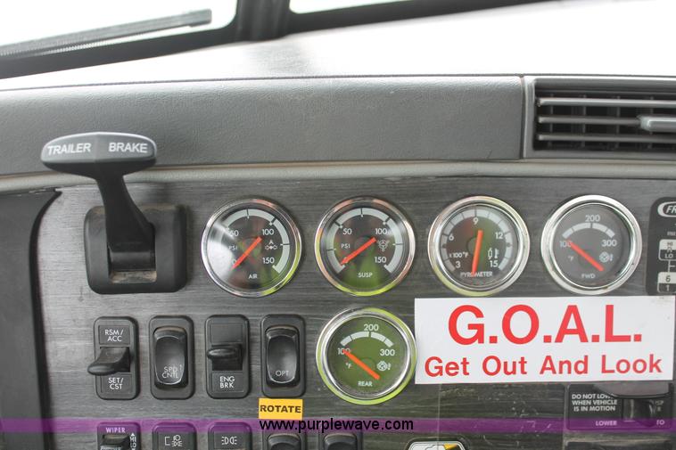 image for item H8410 2005 Freightliner Columbia semi truck