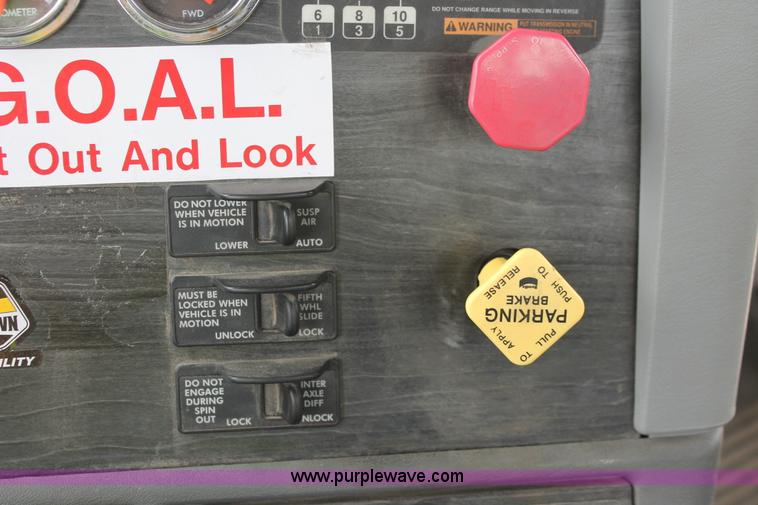 image for item H8410 2005 Freightliner Columbia semi truck