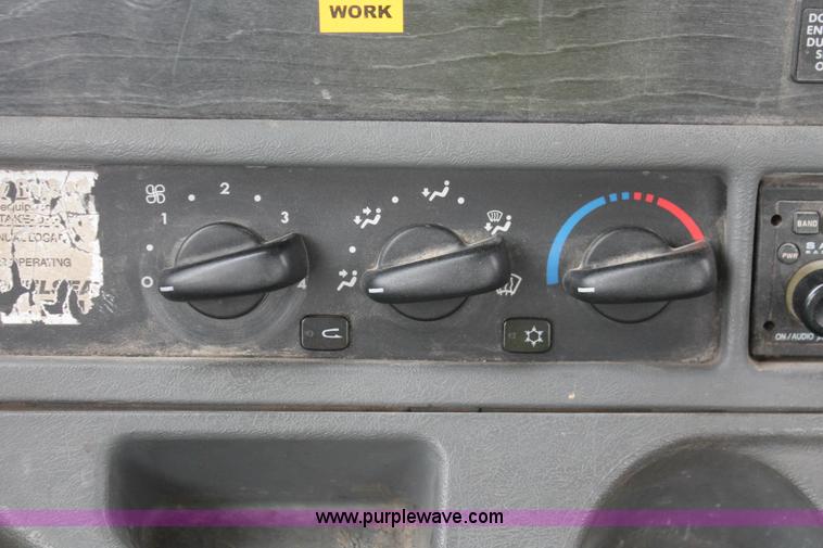 image for item H8410 2005 Freightliner Columbia semi truck