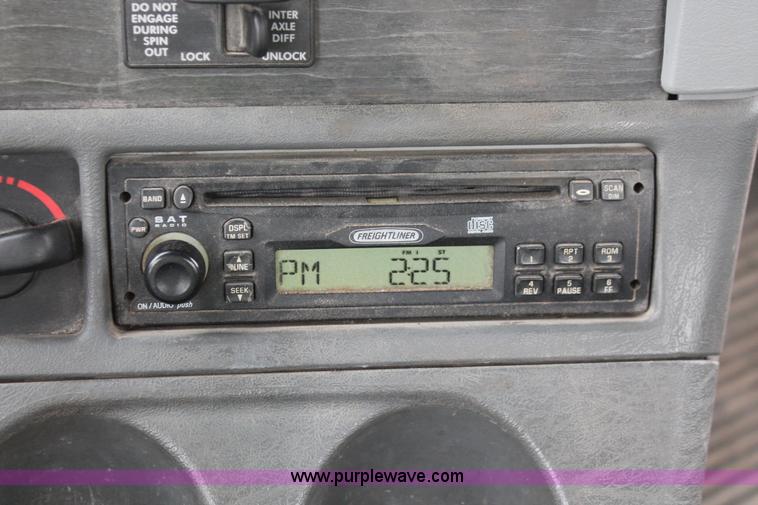 image for item H8410 2005 Freightliner Columbia semi truck