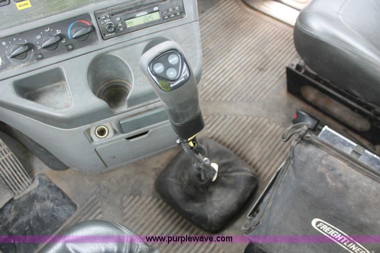 image for item H8410 2005 Freightliner Columbia semi truck