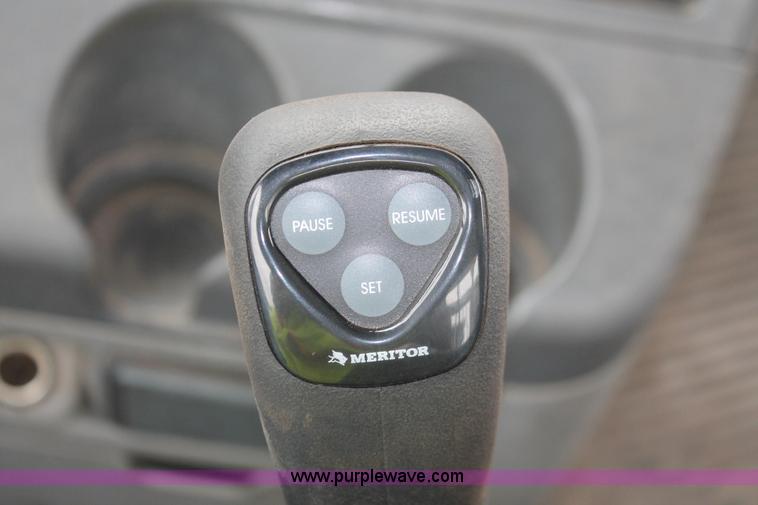 image for item H8410 2005 Freightliner Columbia semi truck