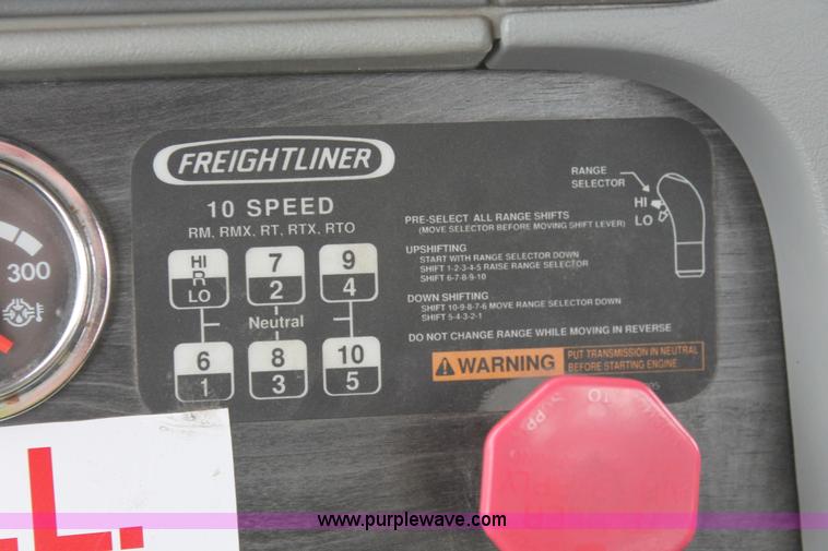 image for item H8410 2005 Freightliner Columbia semi truck