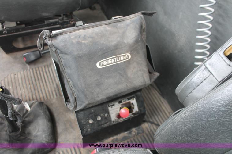 image for item H8410 2005 Freightliner Columbia semi truck