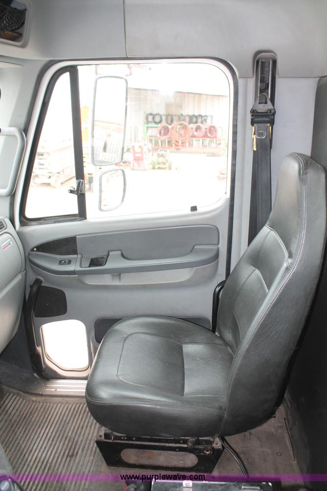 image for item H8410 2005 Freightliner Columbia semi truck