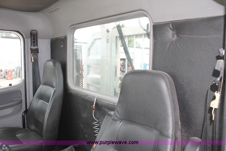 image for item H8410 2005 Freightliner Columbia semi truck