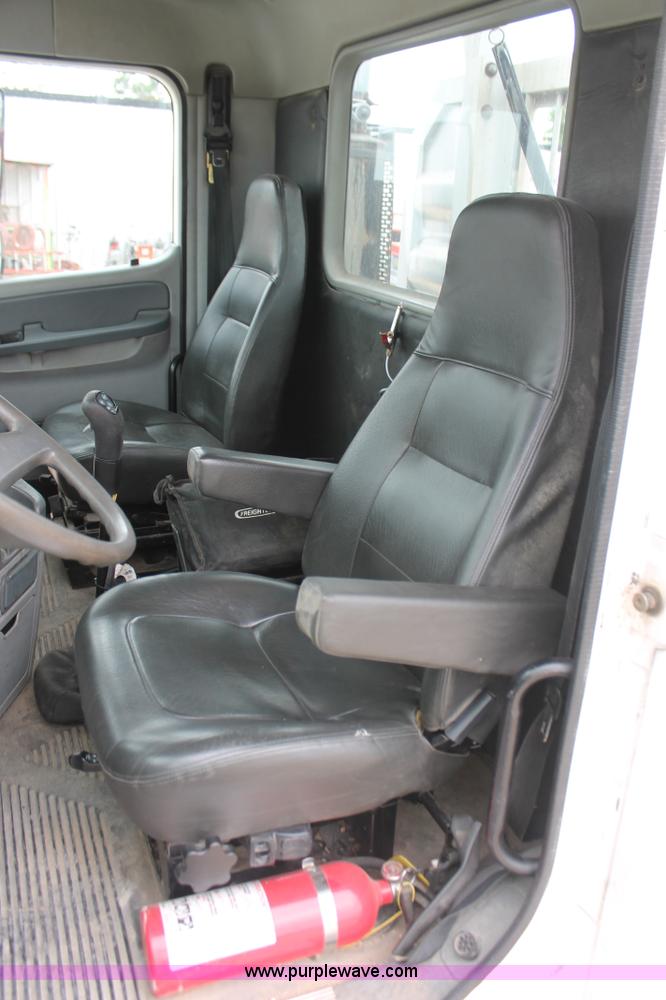 image for item H8410 2005 Freightliner Columbia semi truck