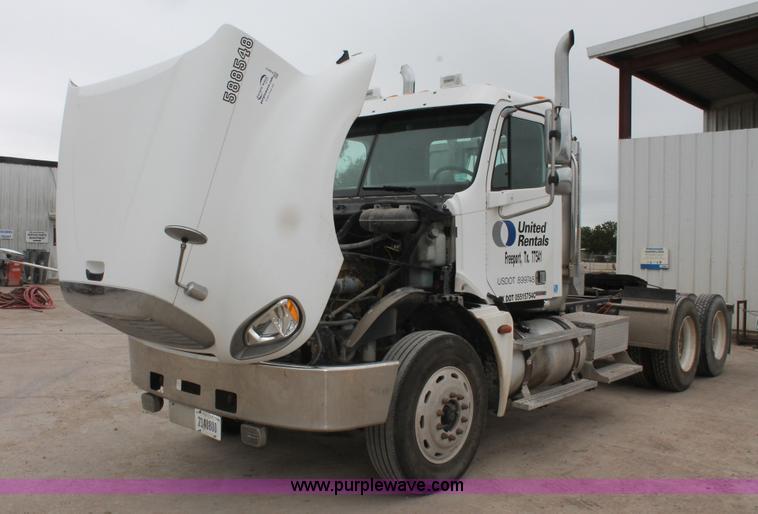 image for item H8410 2005 Freightliner Columbia semi truck