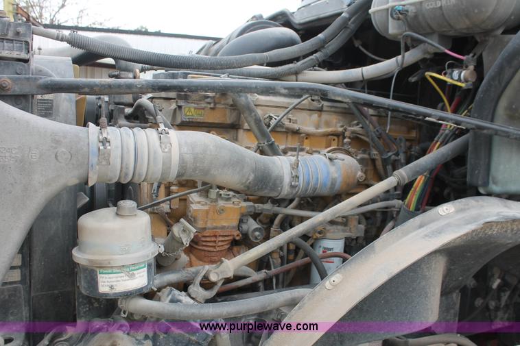 image for item H8410 2005 Freightliner Columbia semi truck