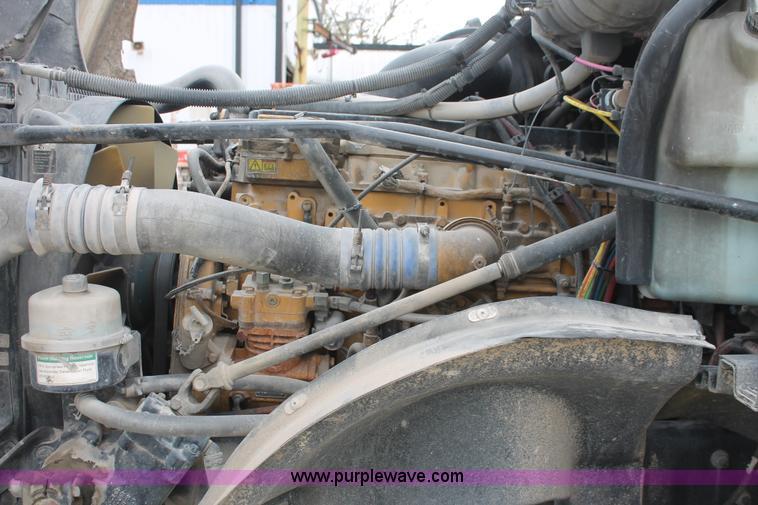 image for item H8410 2005 Freightliner Columbia semi truck