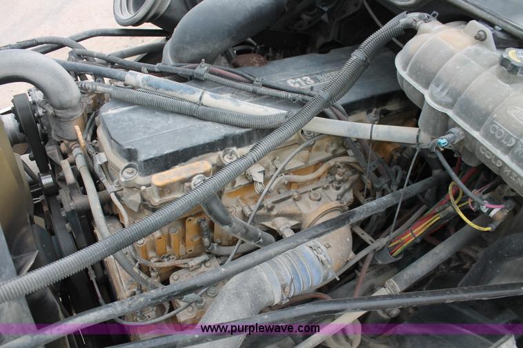 image for item H8410 2005 Freightliner Columbia semi truck